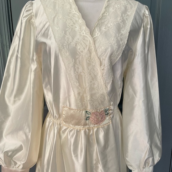 Val.Mode Vantage Lace Trim Embroidery detail ivory Long Robe. Size Medium - Picture 5 of 15